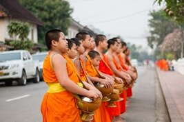 Monjes en una calle de Luang Prabang, Laos