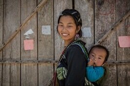 Mujer con su bebé en Sapa, Vietnam