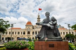 Estatua de Ho Chi Minh en la calle Nguyen Hue en el centro de Saigon Vietnam