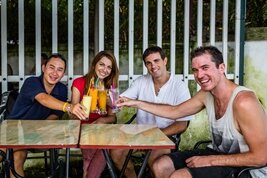 Amigos de paises extranjeros bebiendo la cerveza local en Hanoi