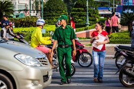 Cruzar la calle en Vietnam, parece complicado y peligroso pero resulta sencillo