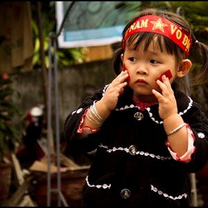 Niña vietnamita en las calles de Hanoi